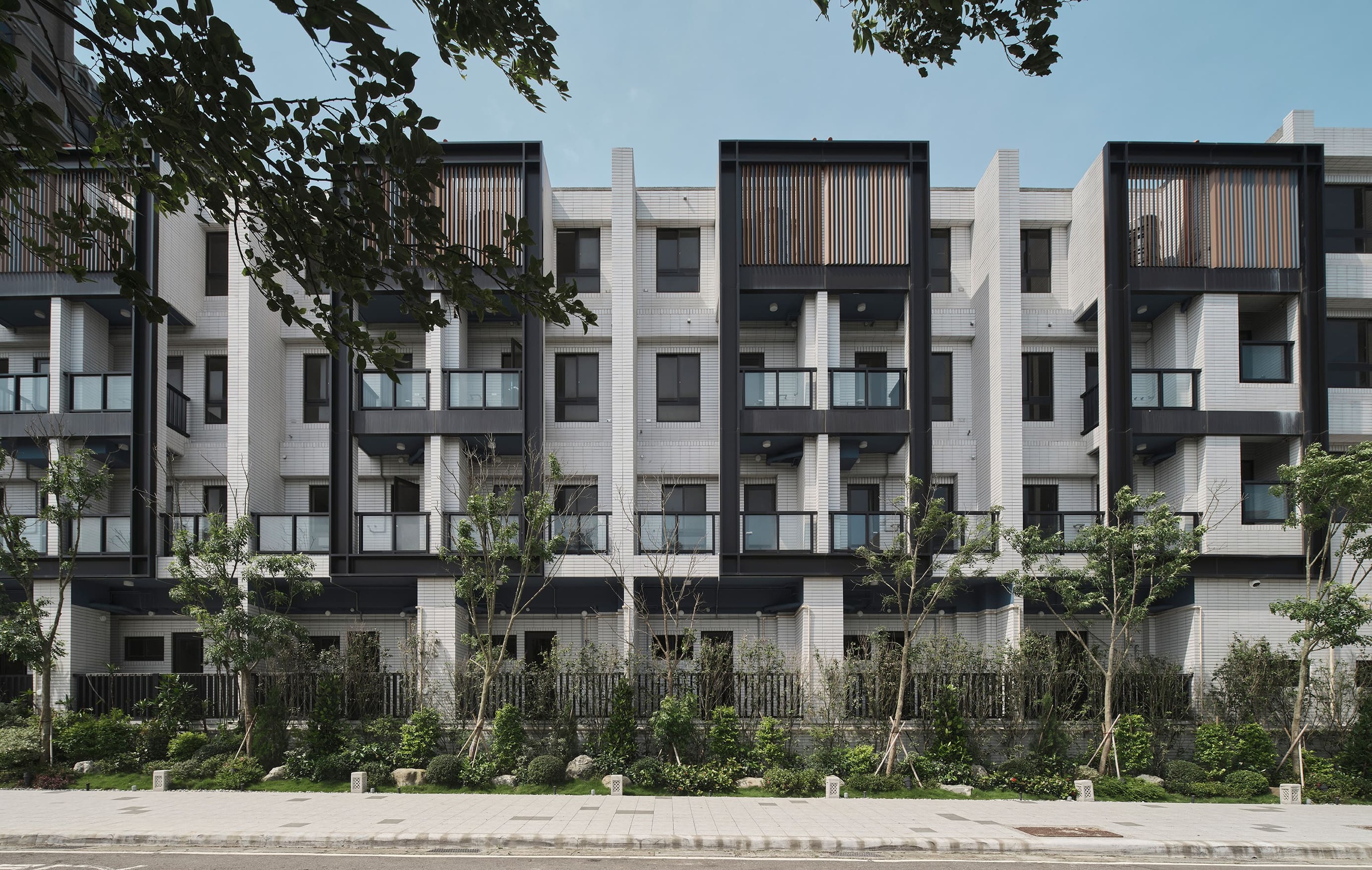 婉謝店面，綠樹成蔭